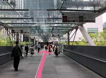 グランフロントをそのまま直進すると、グランフロントの連絡通路に出ます。連絡通路を通り、そのままグランフロント北館に入ります。