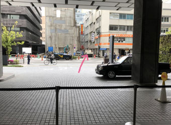 歩道に出て信号を渡り、目の前にある細い路地を直進します。
