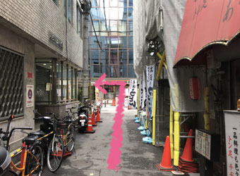 突き当り左へ進みます。